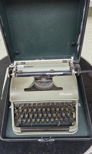 Alte schreibmaschine olympia - schreibmaschine,