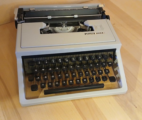 Schreibmaschine olivetti dora - schreibmaschine,